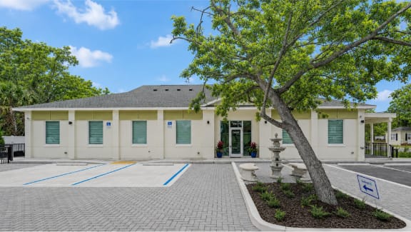 The exterior of Tomlinson Dental at 3907 North Boulevard, Tampa, FL