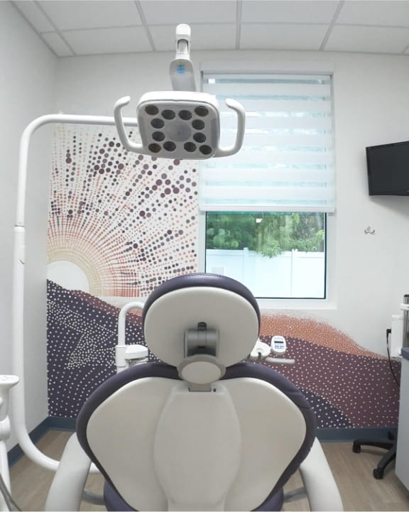 A treatment room ready for a patient at Tomlinson Dental in Tampa